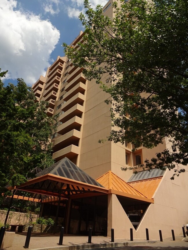 Building Photo - 1BD/1.5BA | Potomac Views & Metro Steps Away