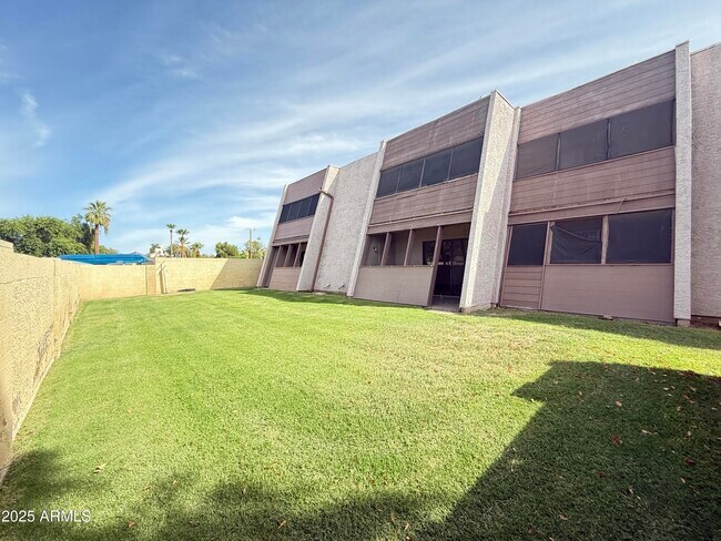 Building Photo - 611 W 13th St