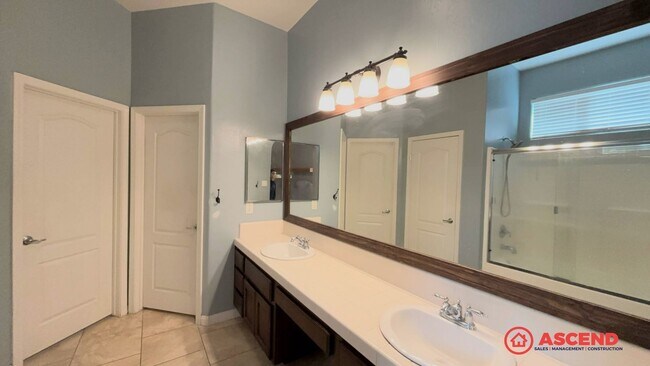 Building Photo - Beautiful Home Located In The Southwest!