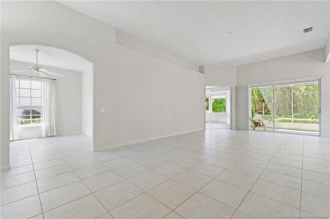 Building Photo - 1327 NW Mossy Oak Way