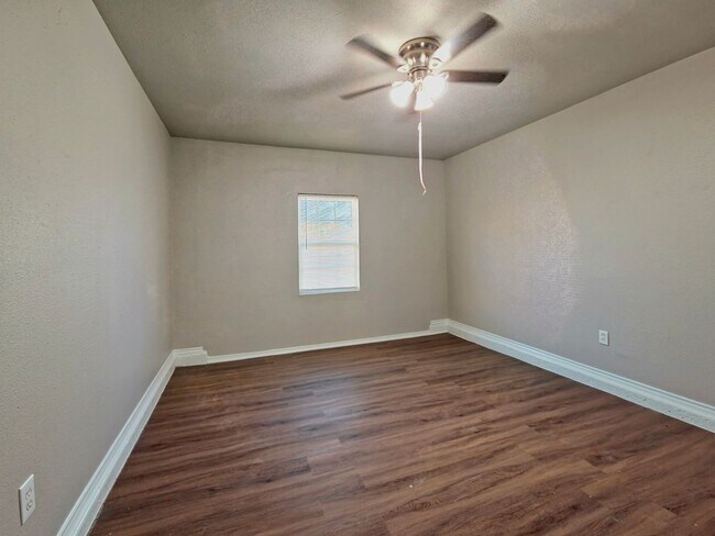 Building Photo - Cozy 3 bed 2 bath in Northridge