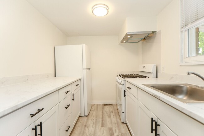 Building Photo - Bright, Clean, and Move-In Ready Townhome