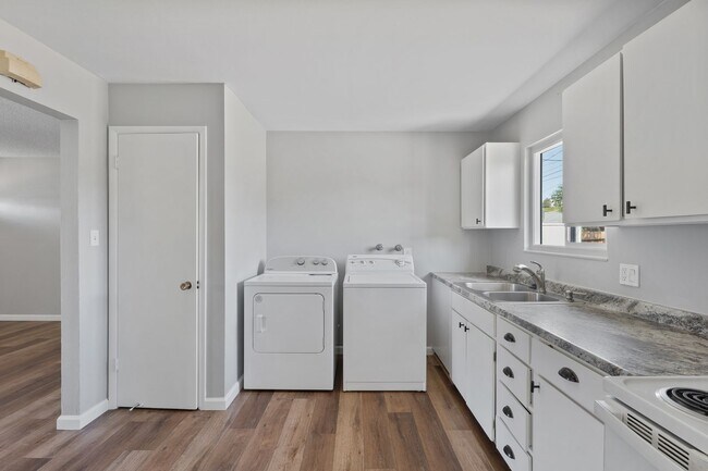 Building Photo - 2565 Pequop St