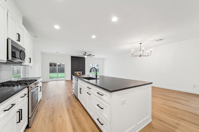 Building Photo - Spacious Home Minutes from Aspen Creek Elementary & Elam Park!