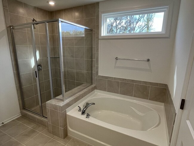 Building Photo - Large, Newer 4 Bedroom + Office and Loft i...