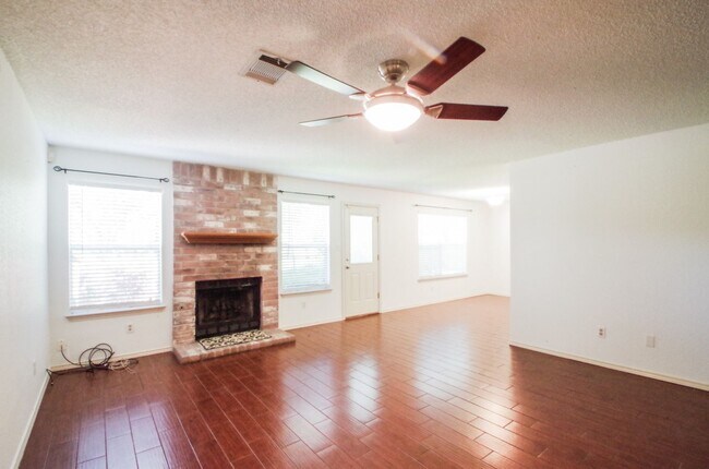 Building Photo - Great 4 bed 2.5 bath on Greenbelt