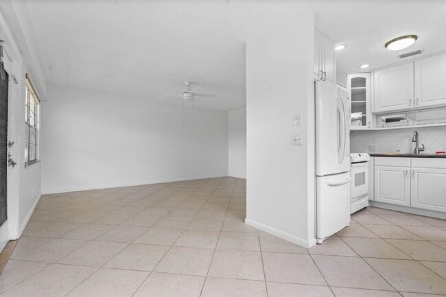 Building Photo - 74 Mansfield B