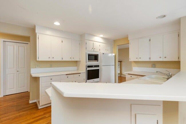 Building Photo - Spacious 5-Bed Home on XL Private Lot!