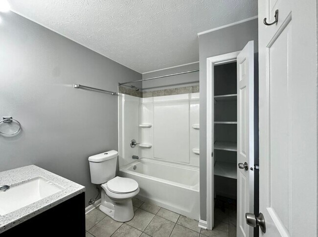 Building Photo - 3BR/2BA Home For Rent in Jtown!