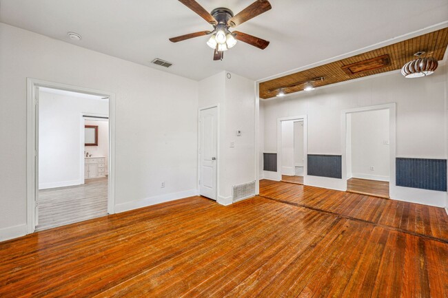 Building Photo - 562 N Race
