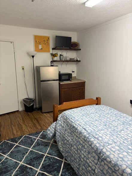 Building Photo - 1355 E Main St