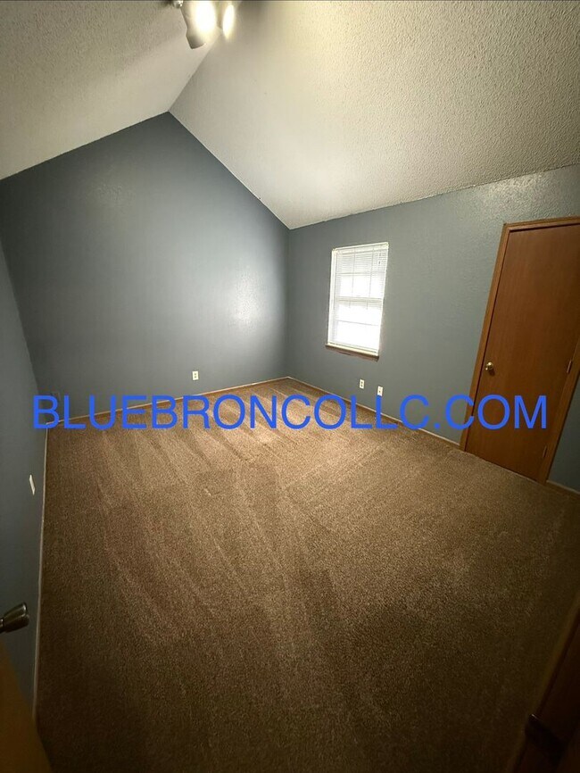 Building Photo - Updated unit with fresh paint and modern finishes!