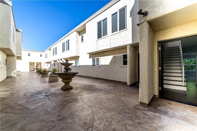 Building Photo - 323 S Broadway