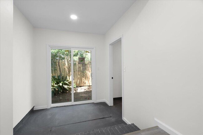 Building Photo - 400 Talaflo St