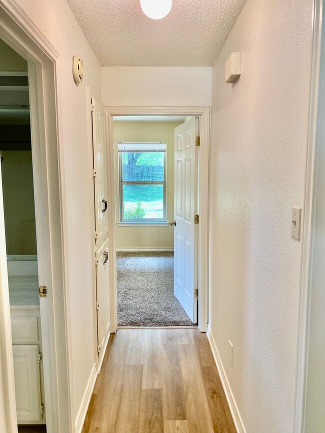 Building Photo - Lovely Home in Downtown Granbury