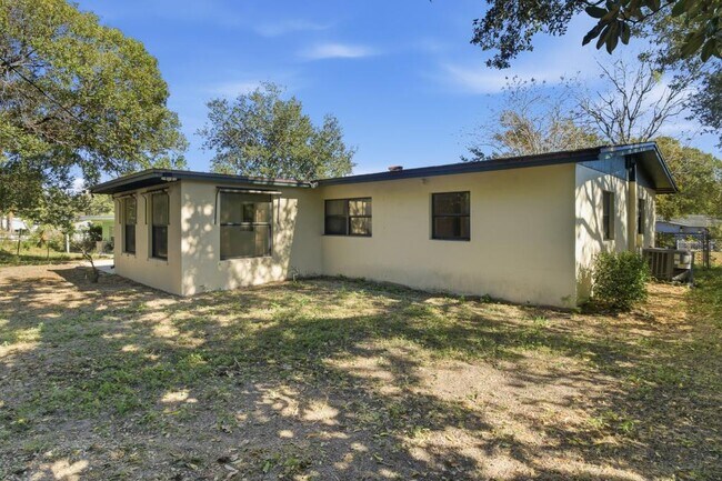 Building Photo - 1411 Crest Dr