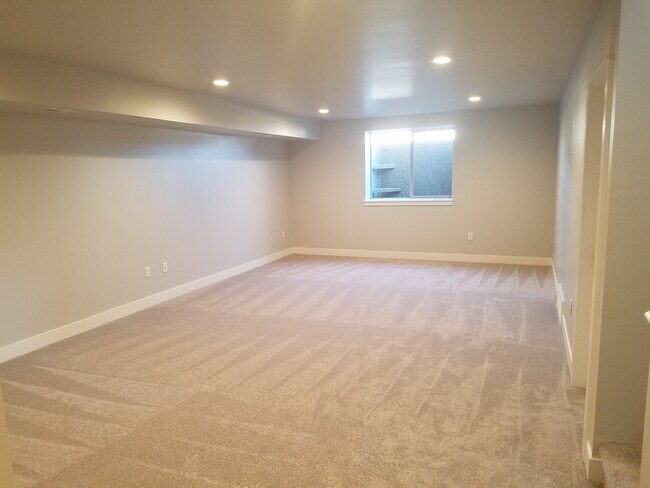 Building Photo - 3052 Golden Acres Dr