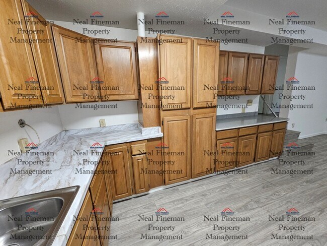 Building Photo - 4 BED, 1 BATH APARTMENT, 2 TANDEM PARKING