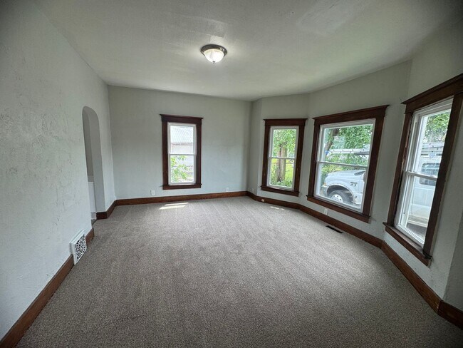 Building Photo - 2 bedroom 1 bath home in Moline