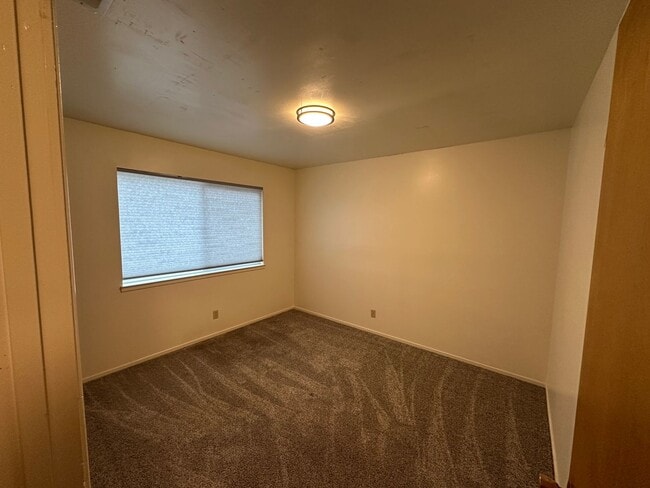 Building Photo - Charming Cascade Shores Retreat 2/1 1,000 ...