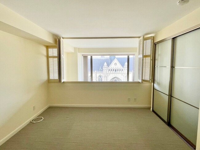Building Photo - Iconic Gramercy Towers! 2 Story 2BR/2.5BA! 1,745SqFt!  VIEWS! Pool! Fitness! Pet! Parking!  Laund...