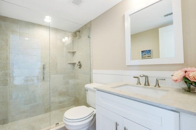 Building Photo - 130 Lakeshore Dr