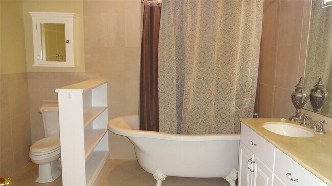 Building Photo - 1144 Delaney Ave