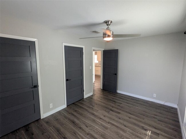 Building Photo - 5806 Glenhollow Path