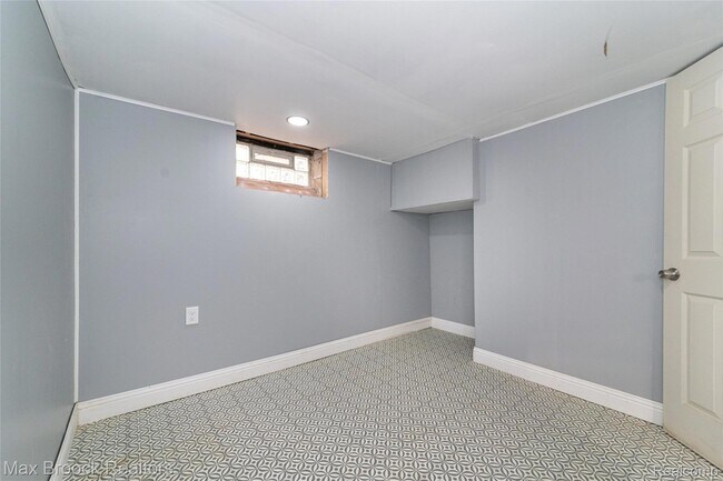 Building Photo - 9327 Schaefer Hwy