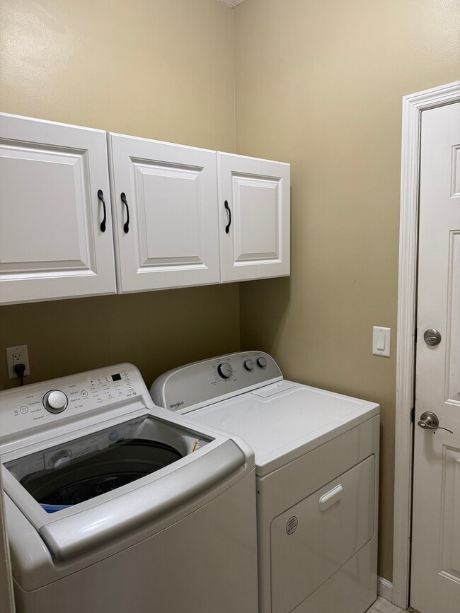 Building Photo - 8511 Stonebridge Dr