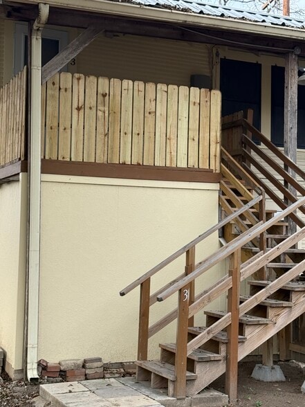 Building Photo - 606 Whiting Ave