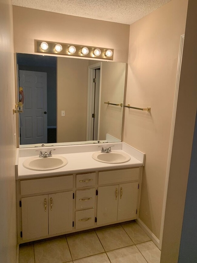 Building Photo - Briarwood West - 1/2 OFF FIRSTS MONTHS RENT WITH 12M LEASE!