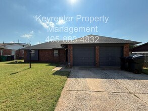 Building Photo - Massive 3BD/2BTH Home Minutes from the Highway.