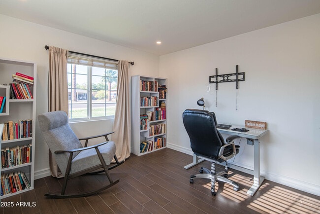 Building Photo - 1909 E Bethany Home Rd