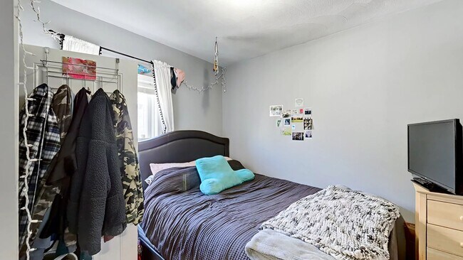 Building Photo - Somerville 5bed 2bath available 9/1/2026 - Modern Apartment $4995