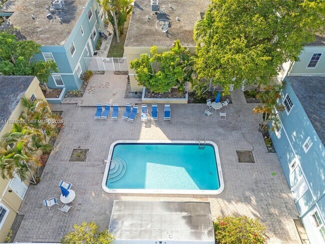 Building Photo - 320 SE 10th Ave