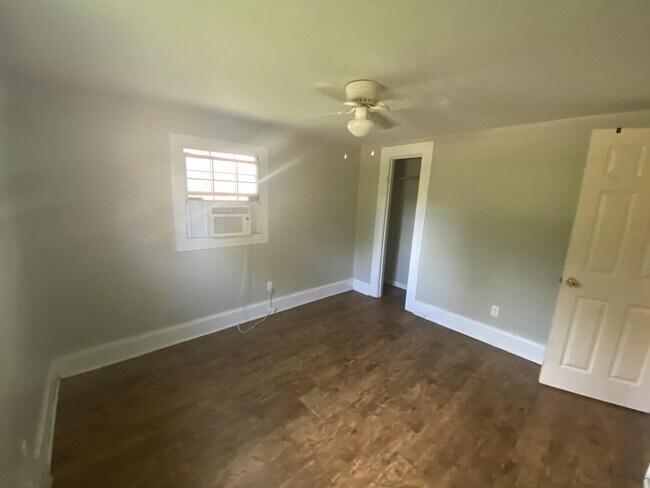 Building Photo - 2205 Russelldale Ave