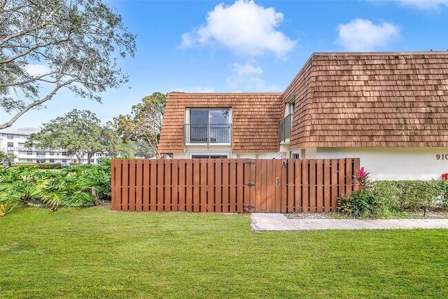 Building Photo - 9100 SW 22nd Ct