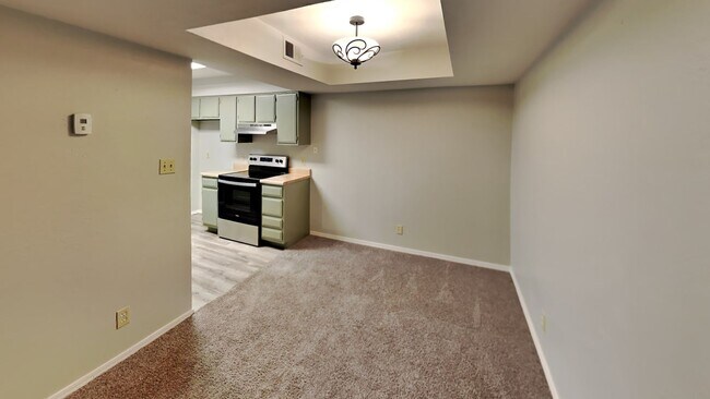 Building Photo - Welcome to this 2 bedroom, 2.5 bath home located in Shadow Mountain Condominiums!