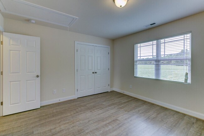 Building Photo - Two Story Townhome! Just a Short Walk to Campbell's Campus!