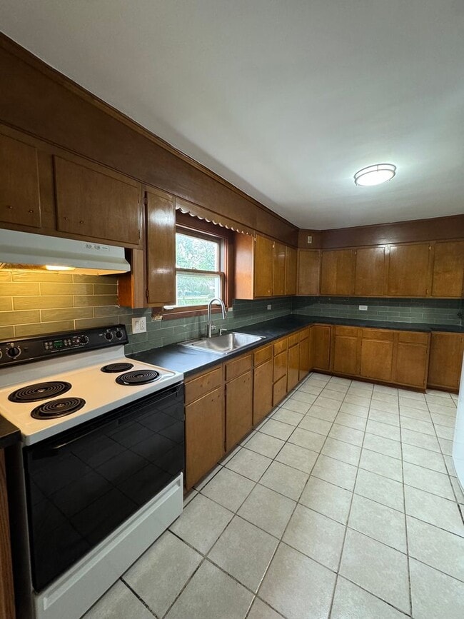 Building Photo - Beautiful 3-bedroom house for Rent AVAILAB...