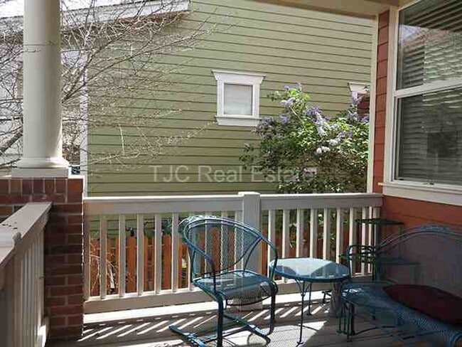 Building Photo - Fenced Front Yard!