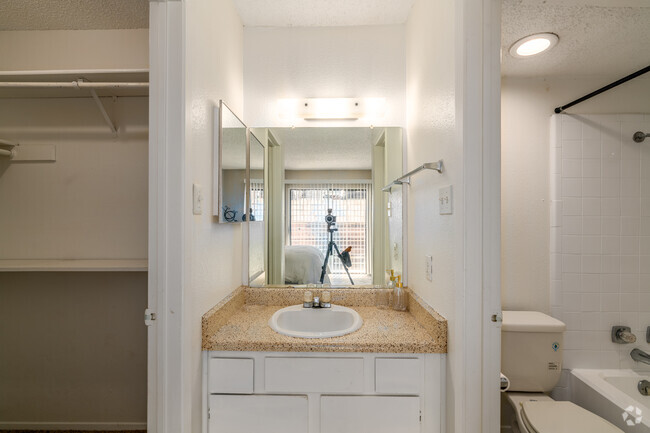 1BR, 1BA - 556SF - Bathroom - High Point Village