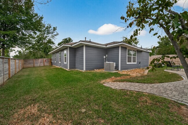 Building Photo - 802 Nashua St