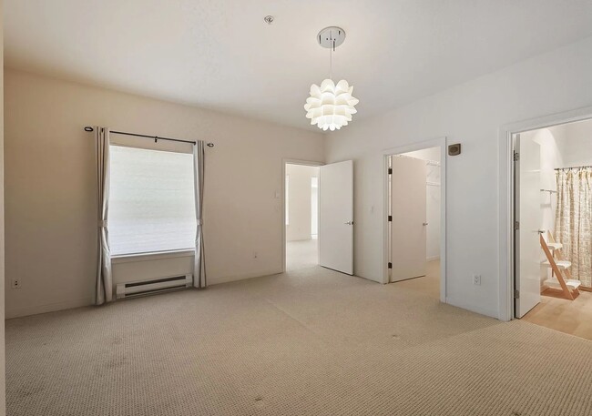 Building Photo - Modern Top-Floor Condo with Stunning Seattle Views
