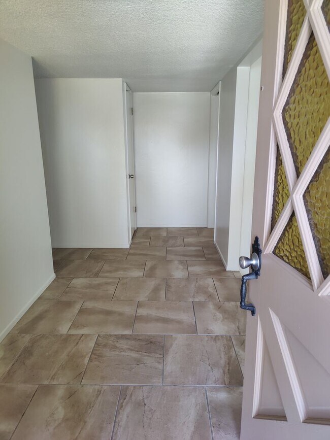 Building Photo - 3 bedroom 2 bath home with Solar