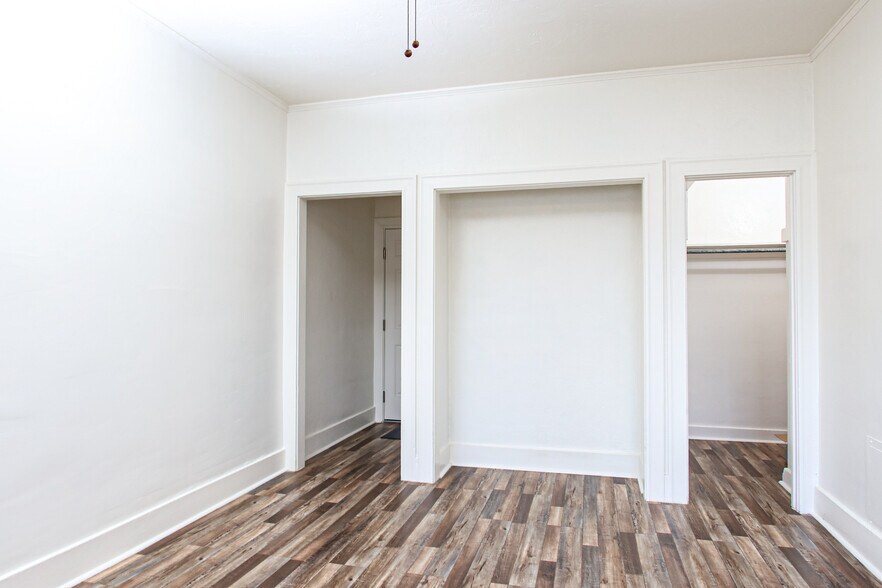 Building Photo - 131 S Ave 63