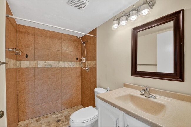 Building Photo - 1013 Green Pine Blvd