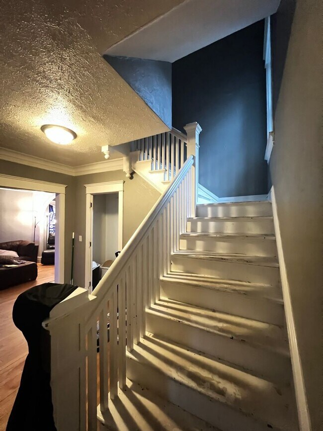 Building Photo - AVAILABLE NOW - Large 4 bedroom in Lakesid...