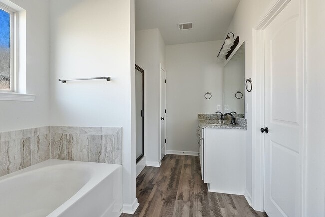 Building Photo - Two year old 3 bedroom available for Lease in Hunters Trace!